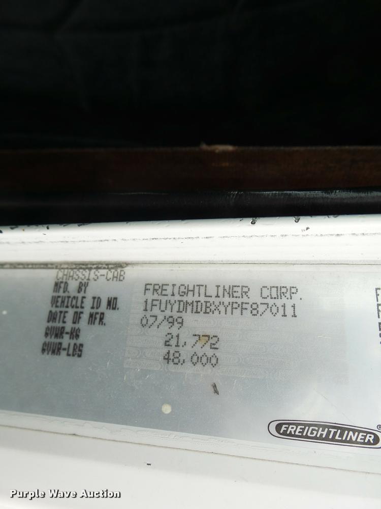 image for item DA3263 2000 Freightliner FLD semi truck