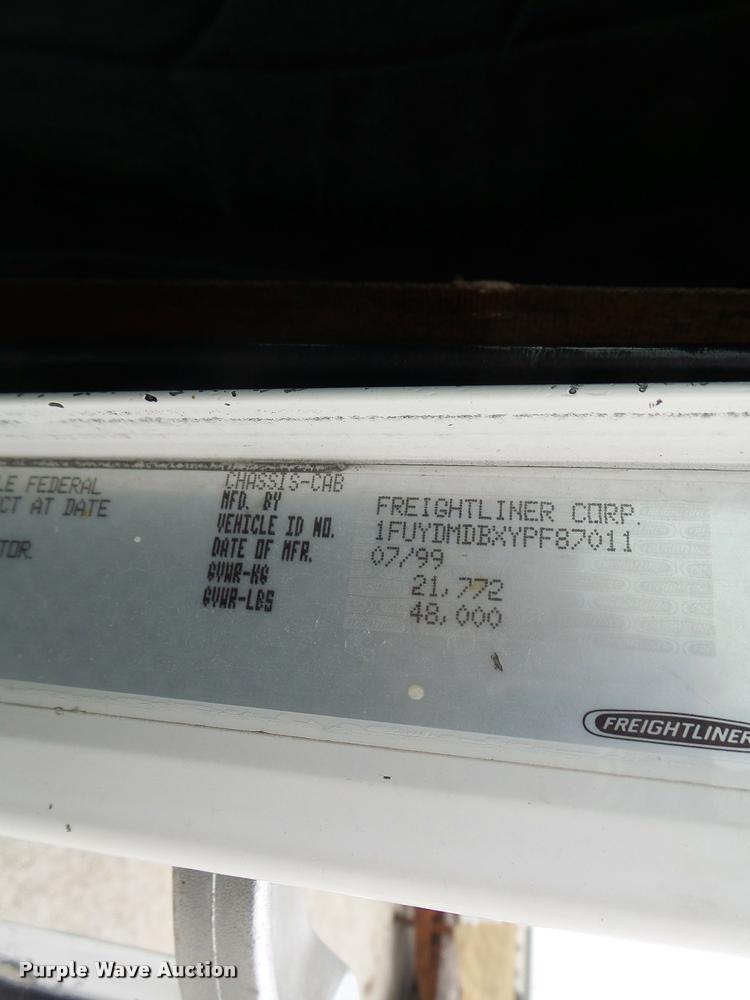 image for item DA3263 2000 Freightliner FLD semi truck