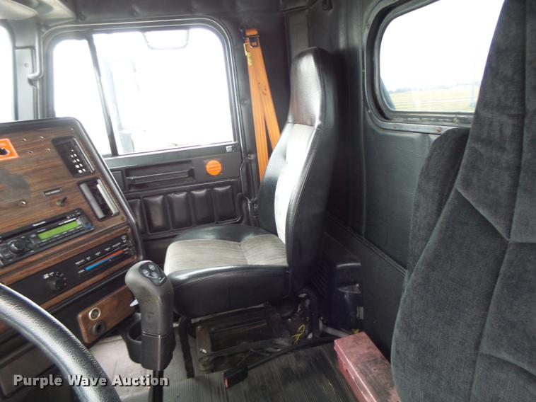 image for item DA3263 2000 Freightliner FLD semi truck