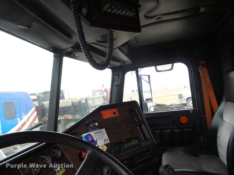 image for item DA3263 2000 Freightliner FLD semi truck