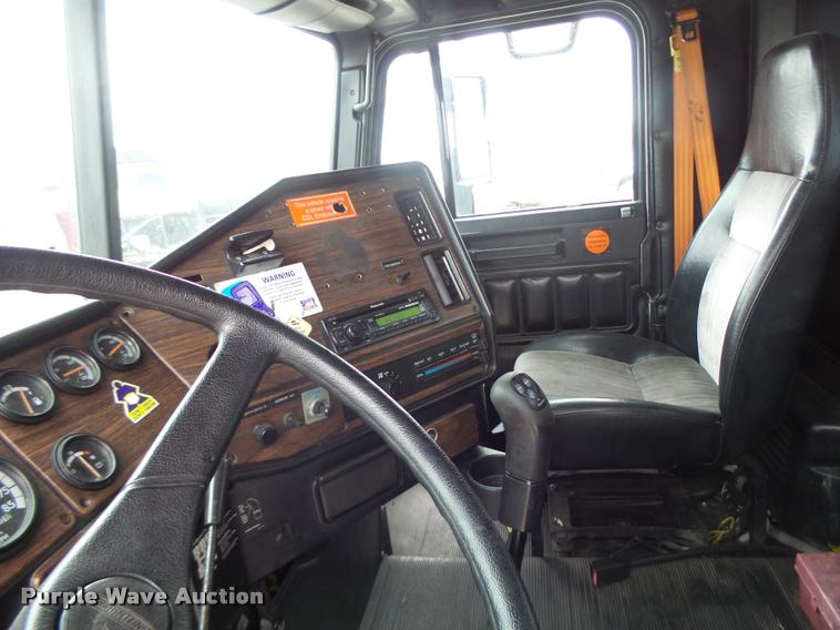 image for item DA3263 2000 Freightliner FLD semi truck