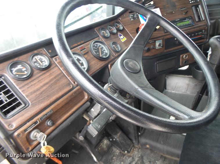 image for item DA3263 2000 Freightliner FLD semi truck
