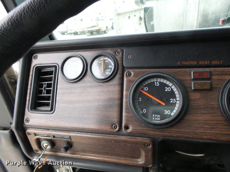 image for item DA3263 2000 Freightliner FLD semi truck