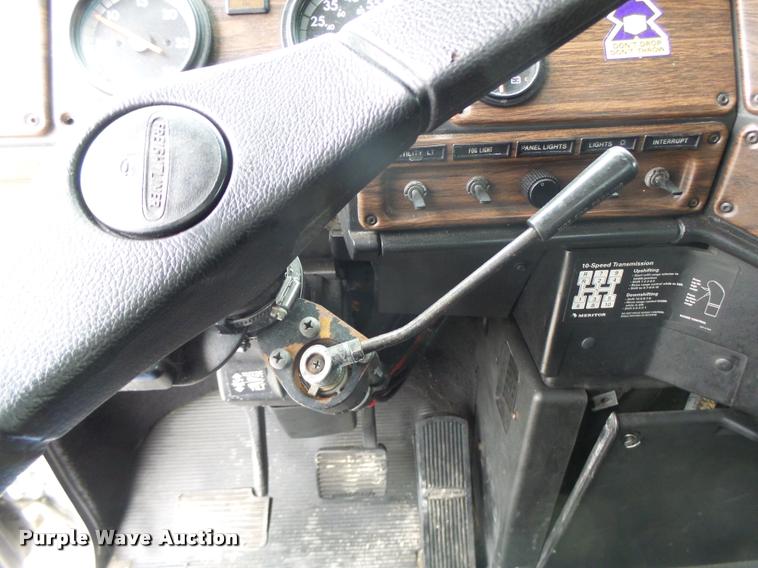 image for item DA3263 2000 Freightliner FLD semi truck