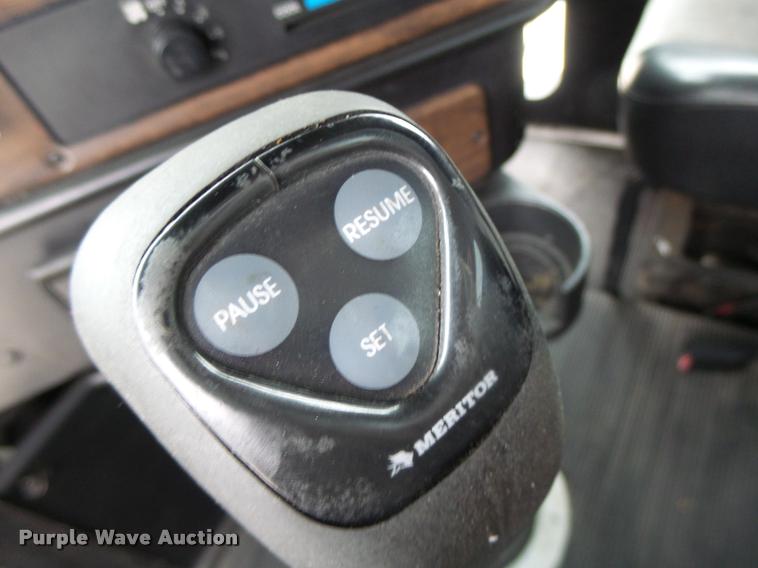 image for item DA3263 2000 Freightliner FLD semi truck