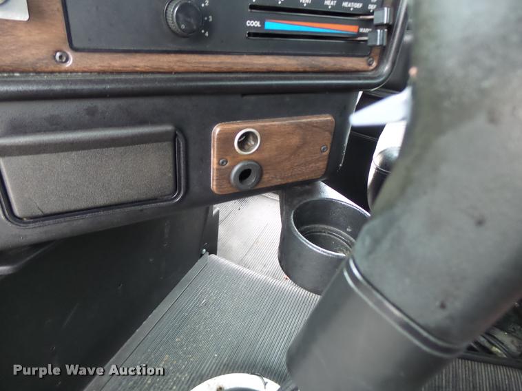 image for item DA3263 2000 Freightliner FLD semi truck