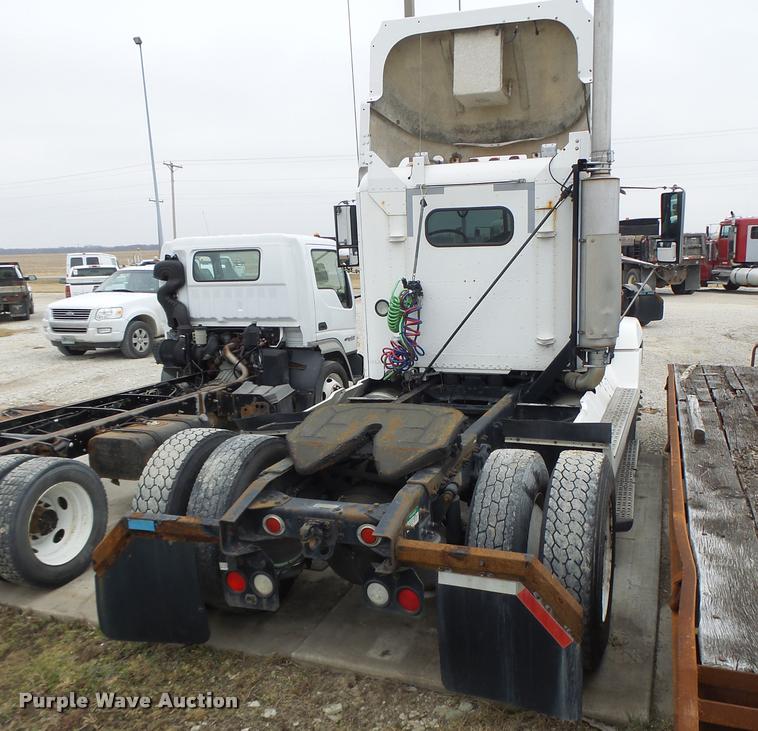 image for item DA3264 1998 Freightliner FLD semi truck