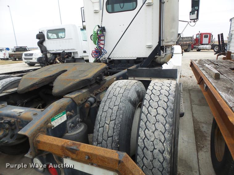 image for item DA3264 1998 Freightliner FLD semi truck