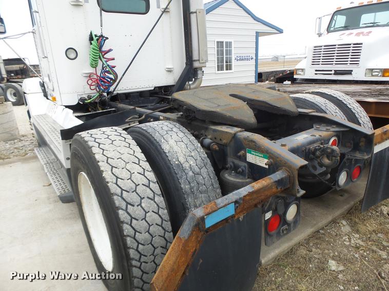 image for item DA3264 1998 Freightliner FLD semi truck