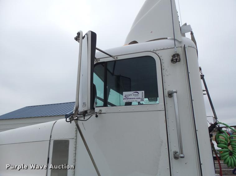 image for item DA3264 1998 Freightliner FLD semi truck