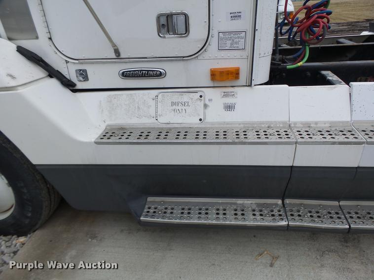 image for item DA3264 1998 Freightliner FLD semi truck