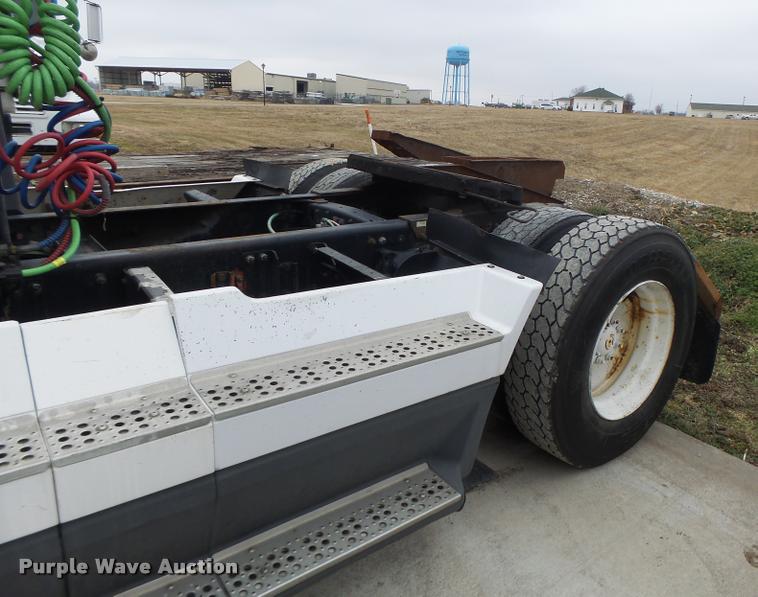 image for item DA3264 1998 Freightliner FLD semi truck