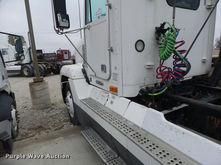 image for item DA3264 1998 Freightliner FLD semi truck