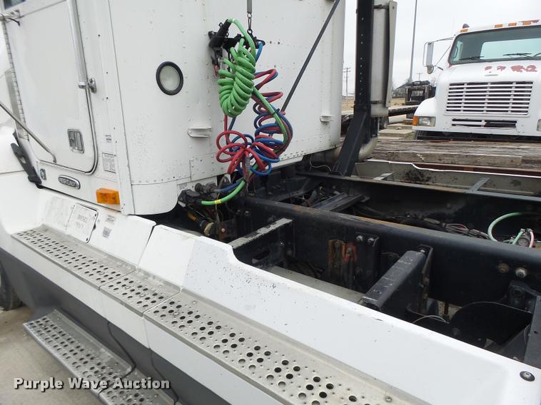 image for item DA3264 1998 Freightliner FLD semi truck