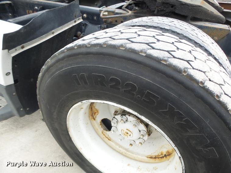 image for item DA3264 1998 Freightliner FLD semi truck