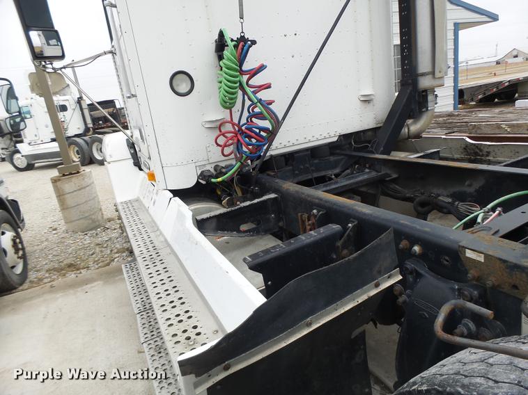 image for item DA3264 1998 Freightliner FLD semi truck