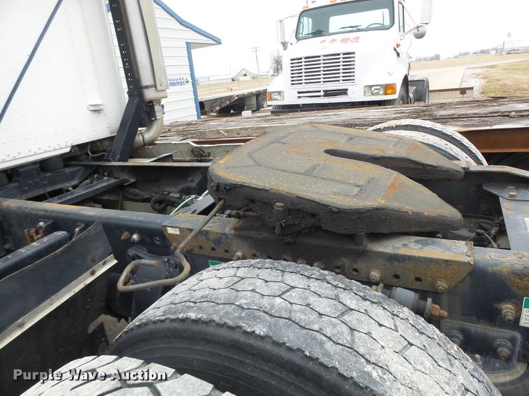 image for item DA3264 1998 Freightliner FLD semi truck