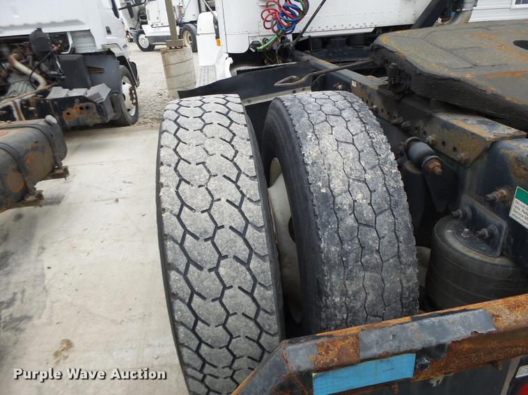 image for item DA3264 1998 Freightliner FLD semi truck