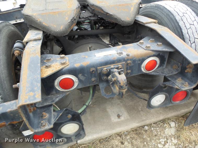 image for item DA3264 1998 Freightliner FLD semi truck