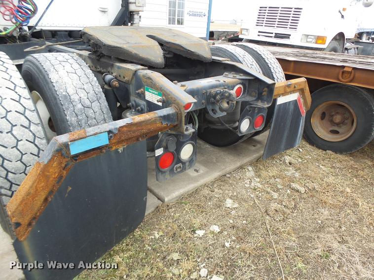 image for item DA3264 1998 Freightliner FLD semi truck