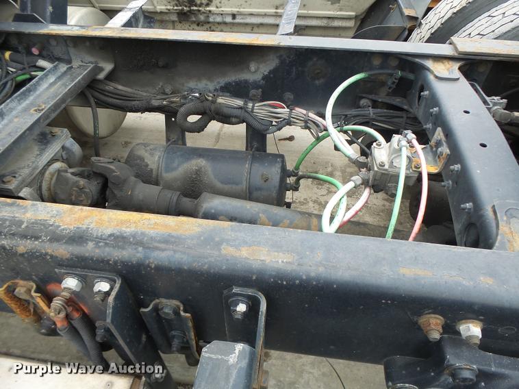 image for item DA3264 1998 Freightliner FLD semi truck