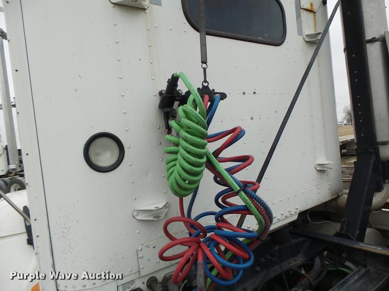 image for item DA3264 1998 Freightliner FLD semi truck