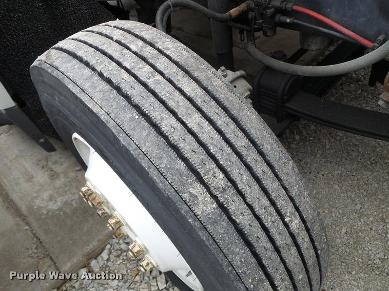 image for item DA3264 1998 Freightliner FLD semi truck