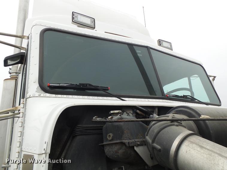 image for item DA3264 1998 Freightliner FLD semi truck