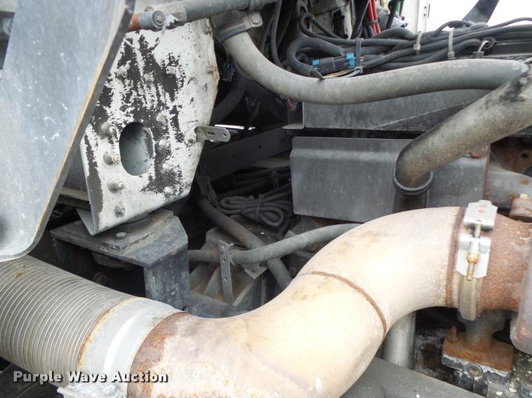 image for item DA3264 1998 Freightliner FLD semi truck