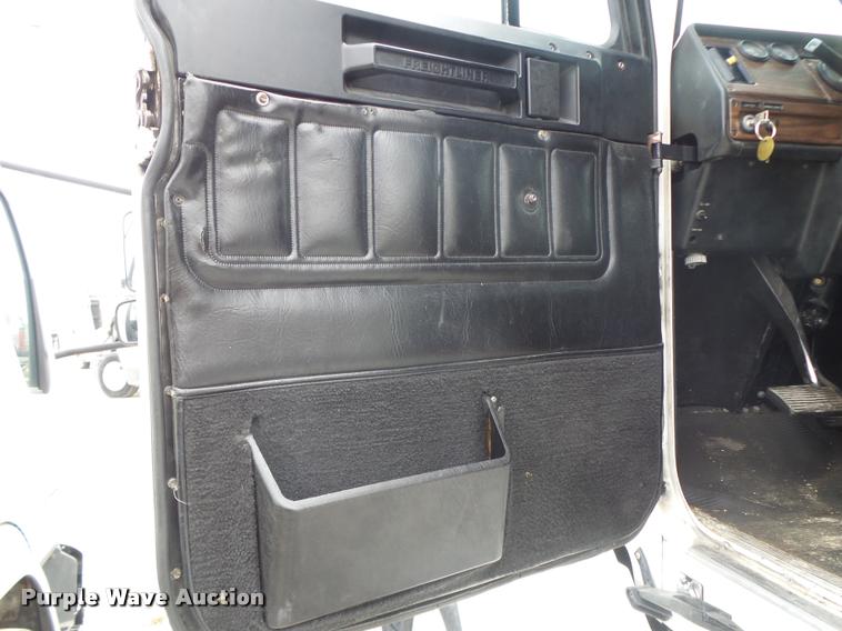 image for item DA3264 1998 Freightliner FLD semi truck