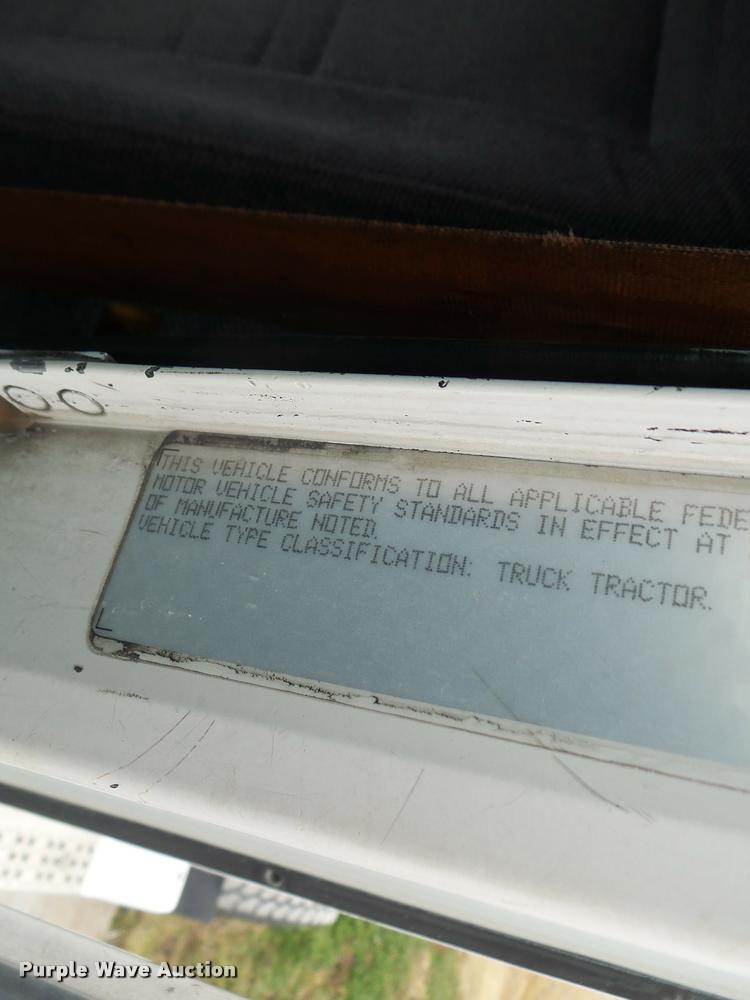 image for item DA3264 1998 Freightliner FLD semi truck