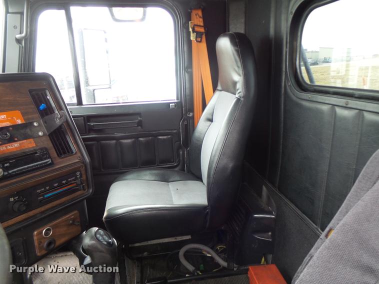 image for item DA3264 1998 Freightliner FLD semi truck