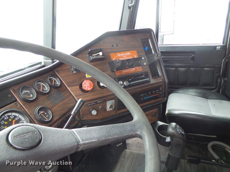 image for item DA3264 1998 Freightliner FLD semi truck