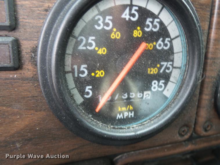 image for item DA3264 1998 Freightliner FLD semi truck