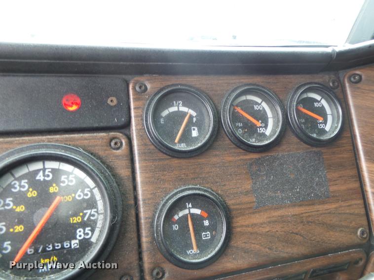 image for item DA3264 1998 Freightliner FLD semi truck