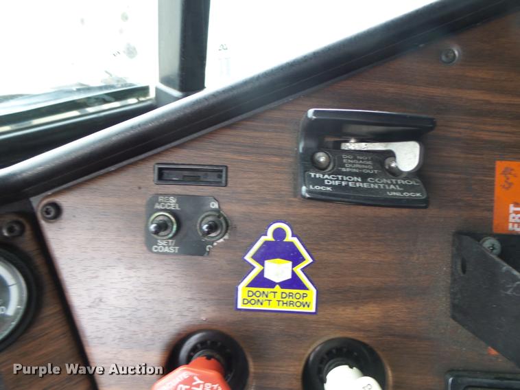 image for item DA3264 1998 Freightliner FLD semi truck