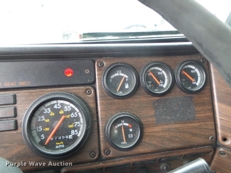 image for item DA3264 1998 Freightliner FLD semi truck