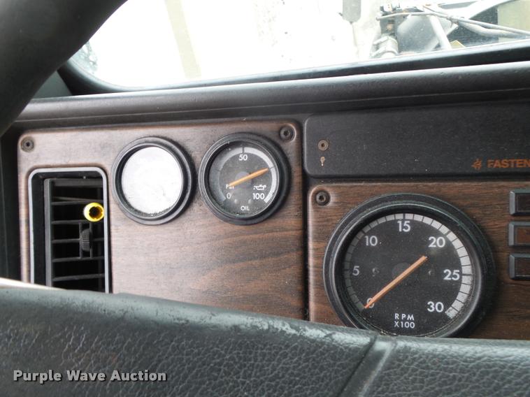 image for item DA3264 1998 Freightliner FLD semi truck