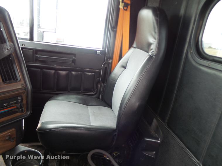 image for item DA3264 1998 Freightliner FLD semi truck