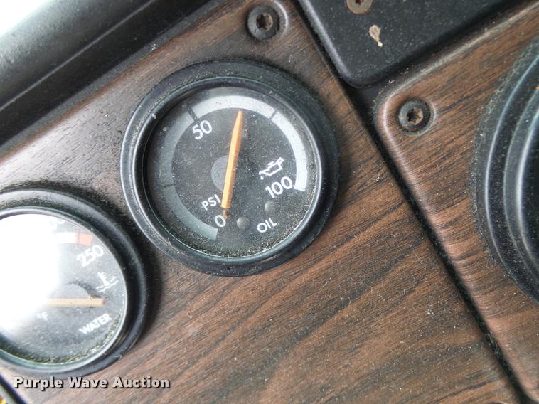 image for item DA3264 1998 Freightliner FLD semi truck