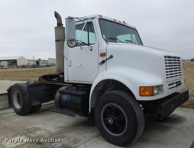 image for item DA3265 1995 International 8100 semi truck