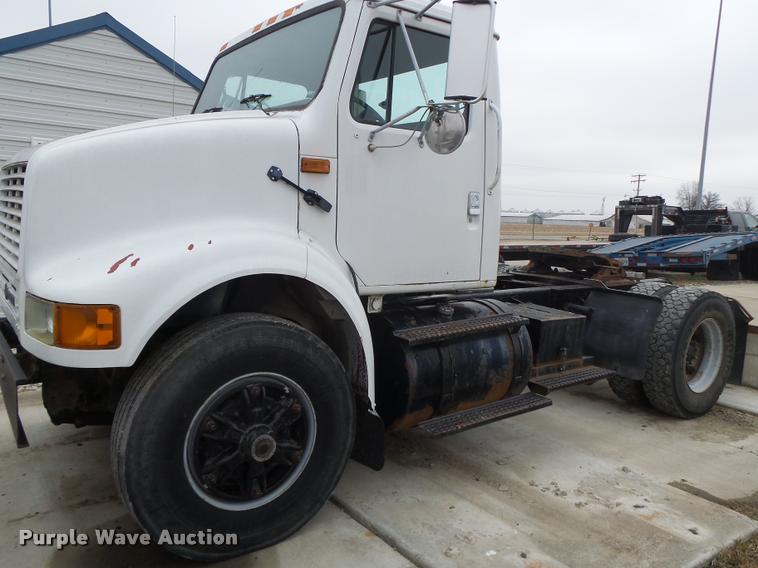 image for item DA3265 1995 International 8100 semi truck
