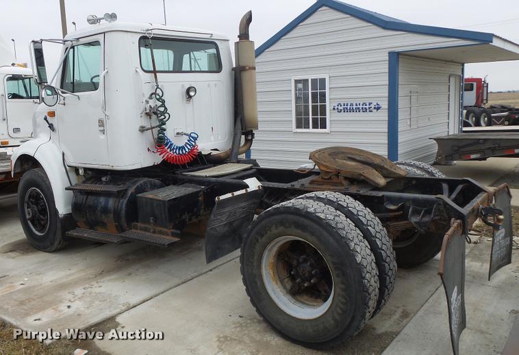 image for item DA3265 1995 International 8100 semi truck