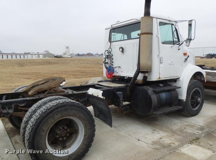 image for item DA3265 1995 International 8100 semi truck
