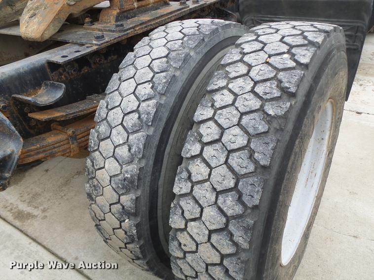 image for item DA3265 1995 International 8100 semi truck