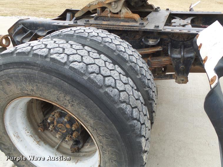 image for item DA3265 1995 International 8100 semi truck