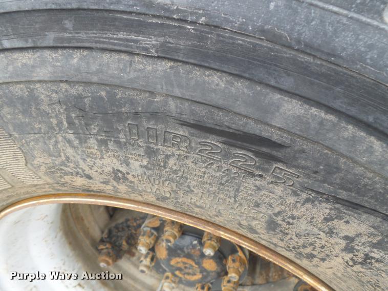 image for item DA3265 1995 International 8100 semi truck