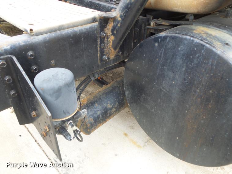 image for item DA3265 1995 International 8100 semi truck