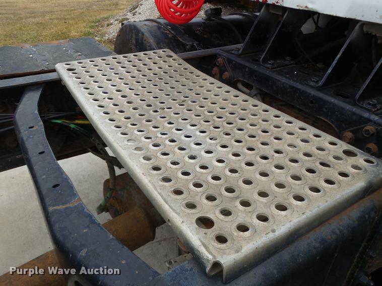 image for item DA3265 1995 International 8100 semi truck