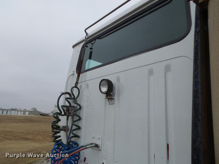 image for item DA3265 1995 International 8100 semi truck